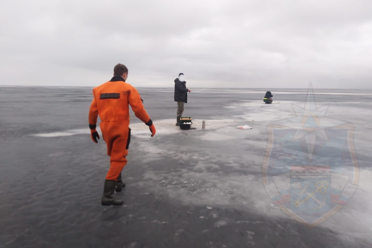 Спасатели предупреждают: выход на лед опасен!