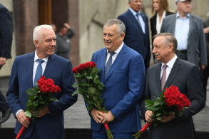 Торжественно-траурная церемония возложения цветов к  Монументу героическим защитникам Ленинграда