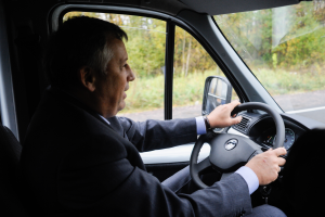 Губернатор Ленинградской области подарил новый микроавтобус многодетной семье