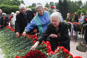 Траурная церемония на Пискаревском мемориальном кладбище, делегация Ленинградской области возложила цветы к монументу «Мать-Родина»