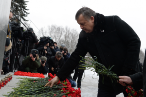 Александр Дрозденко почтил память защитников Ленинграда на Пискаревском мемориальном кладбище