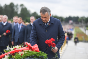 Траурная церемония на Пискаревском мемориальном кладбище, делегация Ленинградской области возложила цветы к монументу «Мать-Родина»