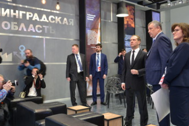 Дмитрий Медведев посетил стенд Ленинградской области