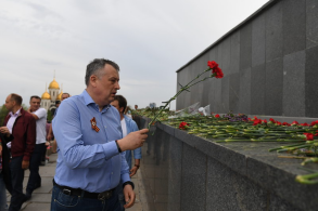 Церемония возложения цветов к мемориалу "Родина-мать зовет!" в Волгограде