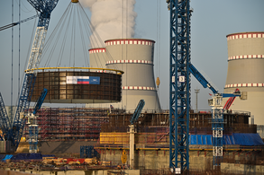 Установка внутренней оболочки реактора 6-го энергоблока Ленинградской атомной станции