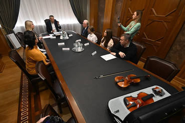 Скрипки – юным ленинградским музыкантам