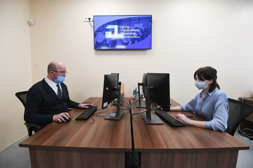 Вакцинация от COVID-19 и дороги: что волновало ленинградцев летом