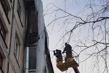 Область убирает снег и чистит кровли