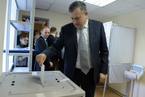 Александр Дрозденко голосует на праймериз