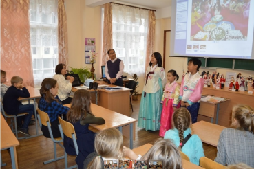 К шлиссельбургским школьникам пришел праздник Чхусок