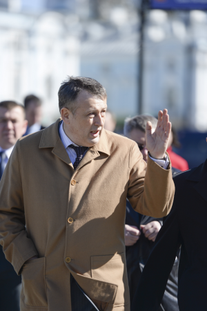 Губернатор Александр Дрозденко осматривает технику Минского автомобильного завода
