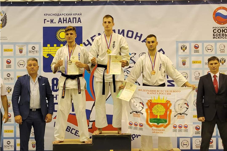 Золото и серебро чемпионата по карате ─ у ленинградцев