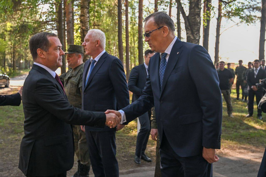 Дмитрий Медведев посетил полигон в Ленобласти