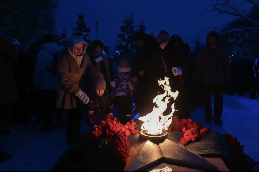 Вечный огонь зажжён в Тихвине