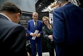 Губернатор Ленинградской области Александр Дрозденко представил первому заместителю председателя Правительства Российской Федерации Денису Мантурову стенд Ленинградской области на выставке «Иннопром. Центральная Азия 2026» в Ташкенте