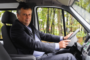 Губернатор Ленинградской области подарил новый микроавтобус многодетной семье
