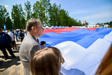 В Ленобласти развернули российский флаг  в 2025 квадратных метров