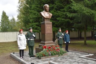 В области появился памятник Герою России