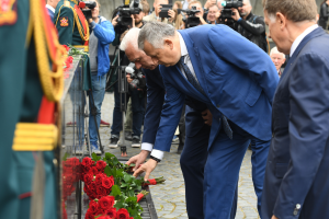 Торжественно-траурная церемония возложения цветов к Монументу героическим защитникам Ленинграда
