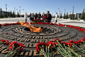 Возложение цветов и венков на Мемориале в Зайцево