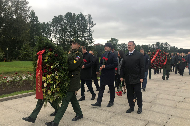 Гвоздики и минута молчания — в память о погибших в блокаду