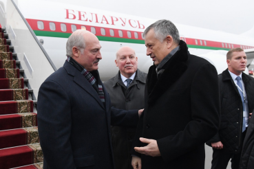 Александр Дрозденко встречает участников саммитов