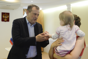 Глава региона Александр Дрозденко посетил семью тройняшек в Приозерском районе