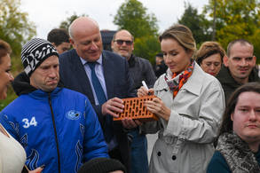 Закладка камня на месте строительства комплекса сопровождаемого проживания для людей с инвалидностью в Ленинградской области