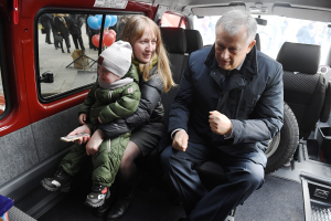 Вручение ключей от микроавтобусов многодетным семьям из Ленинградской области