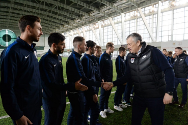 Александр Дрозденко поздравил  футболистов «Ленинградца» 