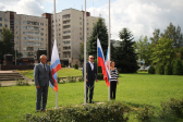 Тихвин: Торжественная церемония поднятия Государственного флага и исполнение гимна Российской Федерации