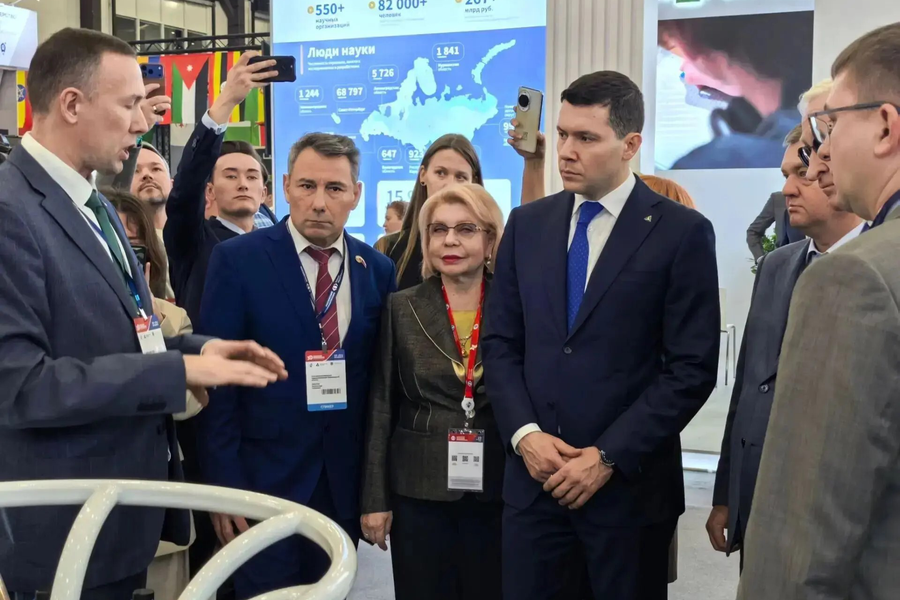Министр Антон Алиханов ознакомился с экспозицией Ленобласти на выставке «Российский промышленник»
