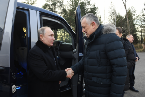Президент России Владимир Путин возложил цветы к «Рубежному камню»