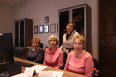 Возраст серебряный, а голова золотая