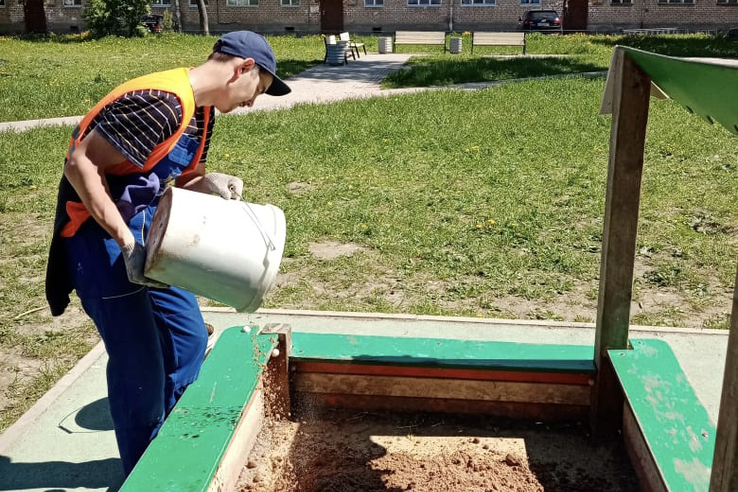 ЦУР и Волховский район решили проблему с песком для детей