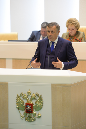Александр Дрозденко выступает в рамках "часа региона" на пленарном заседании Совета Федерации