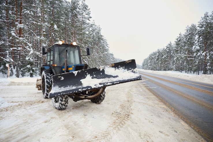 На дорогах области техника и люди борются со снегом