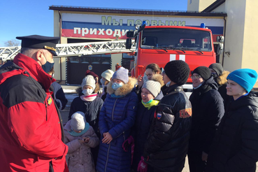 Сироты и «трудные» подростки познакомились с профессией пожарного