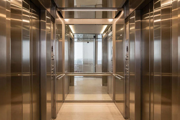 Больше 100 лифтов заменено в Ленобласти за год по программе капремонта