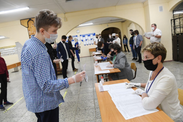 Областные школьники сдают ЕГЭ по русскому языку