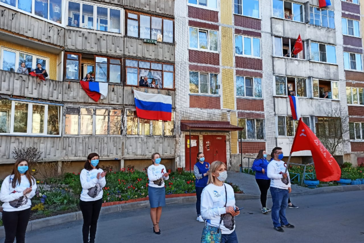 Праздничный концерт – во дворе дома 