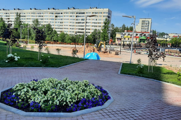 НАЦПРОЕКТЫ – НОВОСТИ ИЗ РАЙОНОВ: скамейки и клумбы-зонтики украсили Тихвин