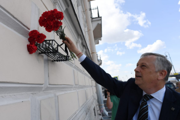 Глава региона почтил память руководителя партизан