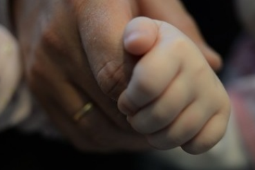 Область дарит подарки малышам