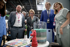 Губернатор Ленинградской области Александр Дрозденко представил первому заместителю председателя Правительства Российской Федерации Денису Мантурову стенд Ленинградской области на выставке «Иннопром. Центральная Азия 2026» в Ташкенте