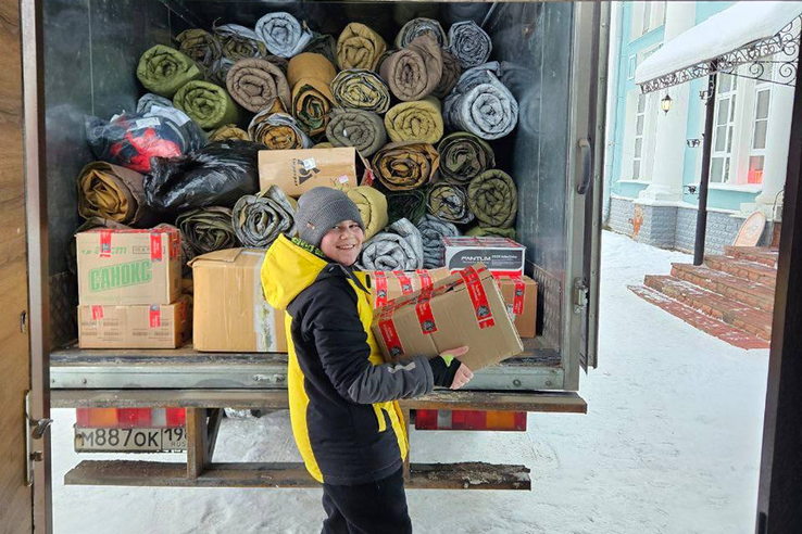 Более 600 термомаскировочных одеял отправились на фронт при поддержке гранта Губернатора Ленобласти