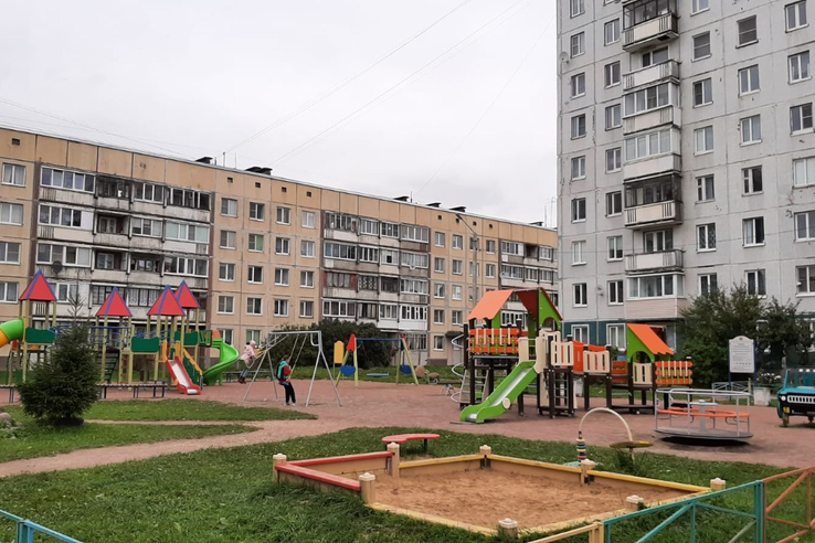 Завершился второй этап реконструкции детской площадки в с. Русско-Высоцкое.