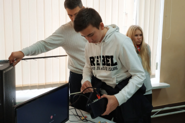 Волонтеры помогают подключить цифровое ТВ