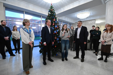 В День добровольца в Ленобласти зажглась «Ёлка желаний»