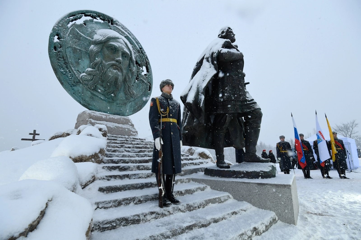 Область славит доблесть своих воинов у мемориала Александру Невскому
